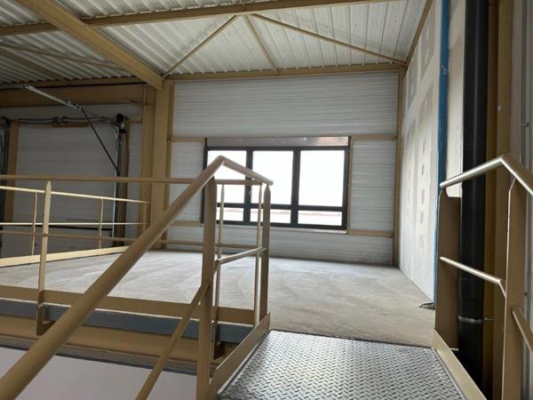 Local d'activité à vendre BOURGOIN JALLIEU (38), local d'une surface totae de 234 m² dont 182 m² d'activité, 26 m² de bureaux aménagés et 26 m² de stockage en mezzanine + 1 stationnement