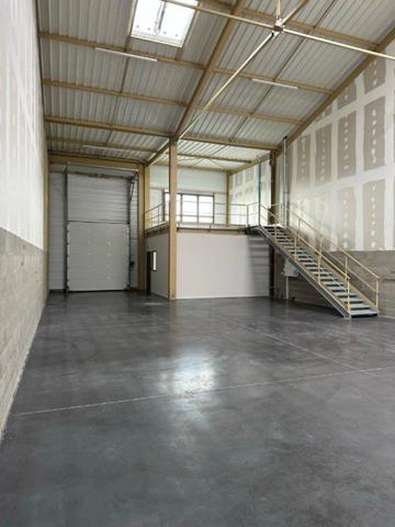 Local d'activité à vendre BOURGOIN JALLIEU (38), local d'une surface totae de 234 m² dont 182 m² d'activité, 26 m² de bureaux aménagés et 26 m² de stockage en mezzanine + 1 stationnement