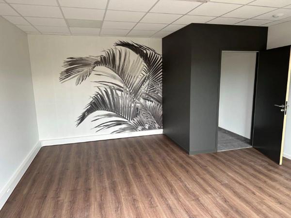 Local d'activité à vendre BOURGOIN JALLIEU (38), local d'une surface totae de 234 m² dont 182 m² d'activité, 26 m² de bureaux aménagés et 26 m² de stockage en mezzanine + 1 stationnement