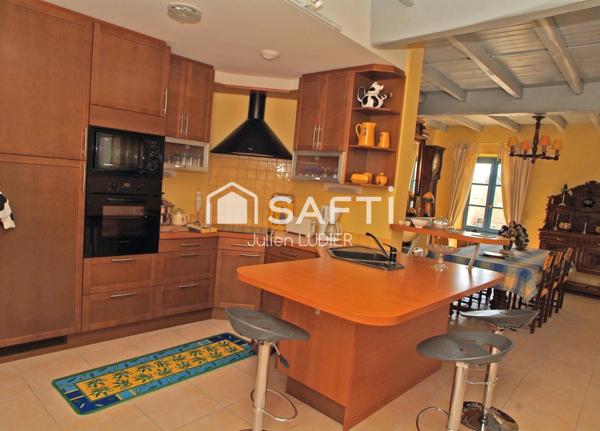 Maison en pierre de 245 m2, entièrement rénovée.