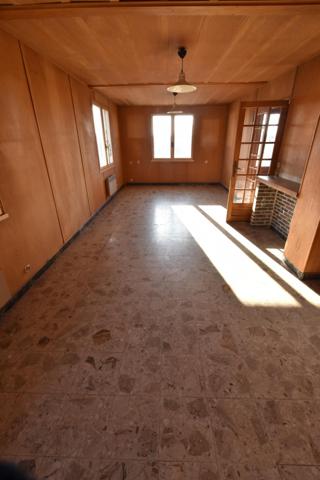 Idéalement située sur la commune de Feillens , cette maison individuelle à rénover est idéale pour une famille ou la création de deux logementsn