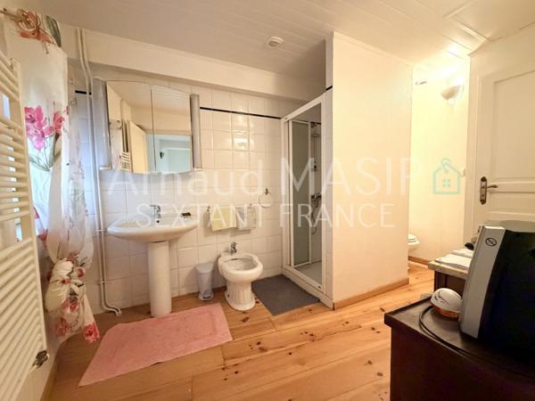 MAISON EN PIERRES AVEC ATELIER DANS VILLAGE TRANQUIL PRISE