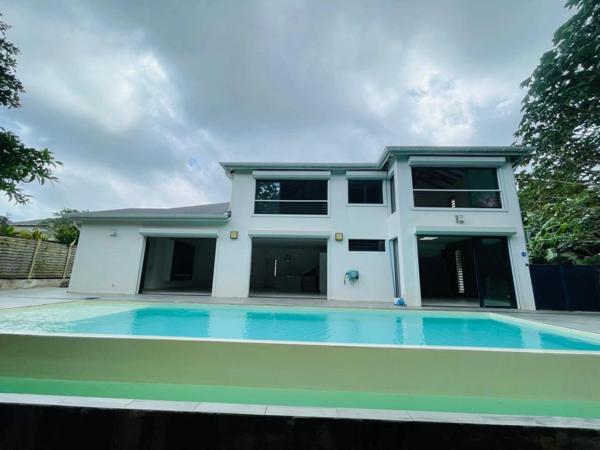 RARE VILLA DE STANDING AVEC PISCINE VUE DEGAGEE 1451 M2 DE TERRAIN