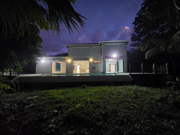 RARE VILLA DE STANDING AVEC PISCINE VUE DEGAGEE 1451 M2 DE TERRAIN