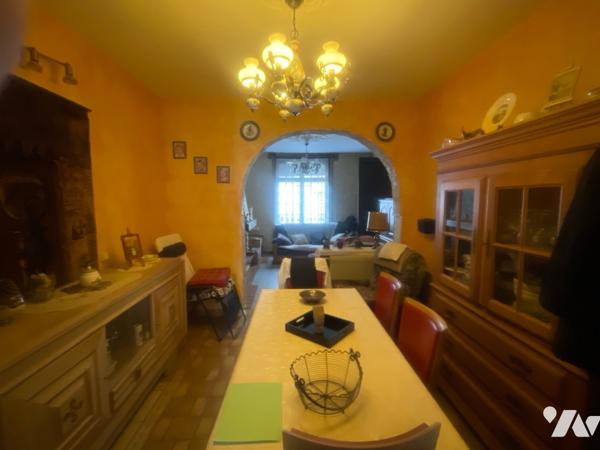 Située en centre ville, dans un secteur résidentiel calme et à proximité des commodités.