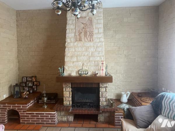 Située en centre ville, dans un secteur résidentiel calme et à proximité des commodités.