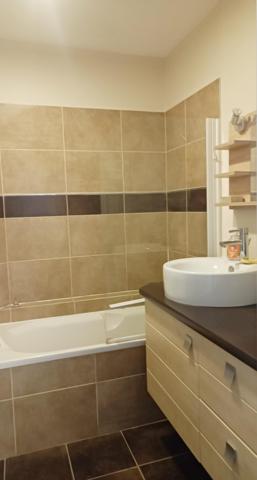 Aix-en-Provence (13540) Beau T2 meublé de 28 m² + Balcon au calme + Parking dans Résidence sécurisée