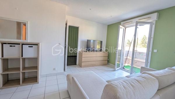 Ce T3 de 52,63 m² se situe dans une petite résidence sécurisée au dernier étage avec vue Pyrénées.: pas de voisin au-dessus, pas de vis-à-vis.
Une configuration rare.

Vous arrivez et posez vos valises dans cet apparteent sans travaux. 
Composé d'une pièce à vivre lumineuse avec balcon, une cuisine équipée, deux chambres dont une avec placard intégré, une salle de bain moderne. 
Les menuiseries sont en double vitrage. 
Une place de parking privative est incluse.

Le quartier Marancy réunit toutes les commodités pour vous faciliter le quotidien : supermarchés Aldi et Intermarché à 500 mètres, Lidl à 800 mètres, école maternelle et primaire publique Marancy à 200 mètres, parc. 
La gare de Pau se rejoint en 4 minutes en voiture, de nombreux arrêts de bus autour de la résidence facilites vos différents déplacements.

Ce bien a également fait ses preuves comme investissement locatif, avec un loyer de 646,19 € charges comprises jusqu'à présent, soit une rentabilité brute de 5,62 %. 
Vendu aujourd'hui libre d'occupation, il conviendra aussi bien à un futur habitant voulant s'installer sans délai qu'à un investisseur souhaitant reproduire cette performance.