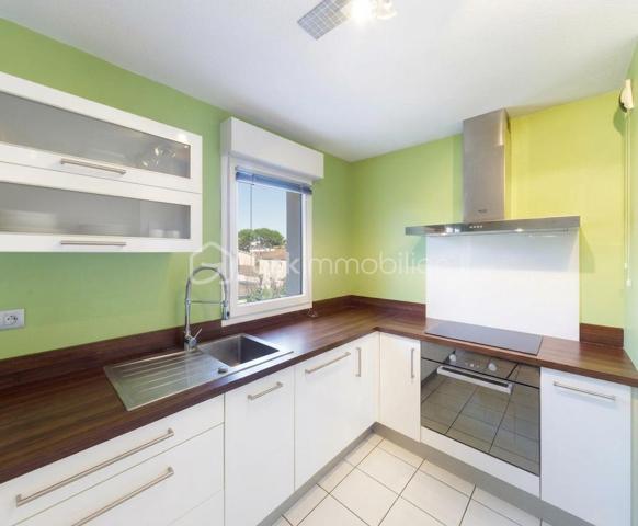 Ce T3 de 52,63 m² se situe dans une petite résidence sécurisée au dernier étage avec vue Pyrénées.: pas de voisin au-dessus, pas de vis-à-vis.
Une configuration rare.

Vous arrivez et posez vos valises dans cet apparteent sans travaux. 
Composé d'une pièce à vivre lumineuse avec balcon, une cuisine équipée, deux chambres dont une avec placard intégré, une salle de bain moderne. 
Les menuiseries sont en double vitrage. 
Une place de parking privative est incluse.

Le quartier Marancy réunit toutes les commodités pour vous faciliter le quotidien : supermarchés Aldi et Intermarché à 500 mètres, Lidl à 800 mètres, école maternelle et primaire publique Marancy à 200 mètres, parc. 
La gare de Pau se rejoint en 4 minutes en voiture, de nombreux arrêts de bus autour de la résidence facilites vos différents déplacements.

Ce bien a également fait ses preuves comme investissement locatif, avec un loyer de 646,19 € charges comprises jusqu'à présent, soit une rentabilité brute de 5,62 %. 
Vendu aujourd'hui libre d'occupation, il conviendra aussi bien à un futur habitant voulant s'installer sans délai qu'à un investisseur souhaitant reproduire cette performance.