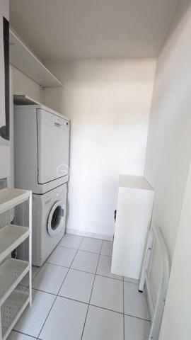 Ce T3 de 52,63 m² se situe dans une petite résidence sécurisée au dernier étage avec vue Pyrénées.: pas de voisin au-dessus, pas de vis-à-vis.
Une configuration rare.

Vous arrivez et posez vos valises dans cet apparteent sans travaux. 
Composé d'une pièce à vivre lumineuse avec balcon, une cuisine équipée, deux chambres dont une avec placard intégré, une salle de bain moderne. 
Les menuiseries sont en double vitrage. 
Une place de parking privative est incluse.

Le quartier Marancy réunit toutes les commodités pour vous faciliter le quotidien : supermarchés Aldi et Intermarché à 500 mètres, Lidl à 800 mètres, école maternelle et primaire publique Marancy à 200 mètres, parc. 
La gare de Pau se rejoint en 4 minutes en voiture, de nombreux arrêts de bus autour de la résidence facilites vos différents déplacements.

Ce bien a également fait ses preuves comme investissement locatif, avec un loyer de 646,19 € charges comprises jusqu'à présent, soit une rentabilité brute de 5,62 %. 
Vendu aujourd'hui libre d'occupation, il conviendra aussi bien à un futur habitant voulant s'installer sans délai qu'à un investisseur souhaitant reproduire cette performance.