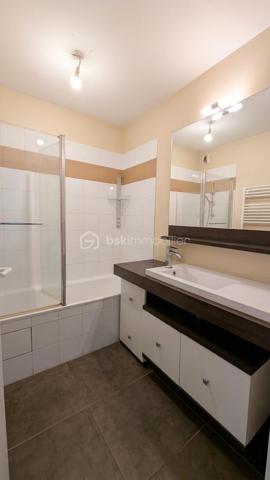 Ce T3 de 52,63 m² se situe dans une petite résidence sécurisée au dernier étage avec vue Pyrénées.: pas de voisin au-dessus, pas de vis-à-vis.
Une configuration rare.

Vous arrivez et posez vos valises dans cet apparteent sans travaux. 
Composé d'une pièce à vivre lumineuse avec balcon, une cuisine équipée, deux chambres dont une avec placard intégré, une salle de bain moderne. 
Les menuiseries sont en double vitrage. 
Une place de parking privative est incluse.

Le quartier Marancy réunit toutes les commodités pour vous faciliter le quotidien : supermarchés Aldi et Intermarché à 500 mètres, Lidl à 800 mètres, école maternelle et primaire publique Marancy à 200 mètres, parc. 
La gare de Pau se rejoint en 4 minutes en voiture, de nombreux arrêts de bus autour de la résidence facilites vos différents déplacements.

Ce bien a également fait ses preuves comme investissement locatif, avec un loyer de 646,19 € charges comprises jusqu'à présent, soit une rentabilité brute de 5,62 %. 
Vendu aujourd'hui libre d'occupation, il conviendra aussi bien à un futur habitant voulant s'installer sans délai qu'à un investisseur souhaitant reproduire cette performance.