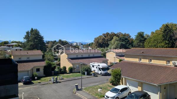 Ce T3 de 52,63 m² se situe dans une petite résidence sécurisée au dernier étage avec vue Pyrénées.: pas de voisin au-dessus, pas de vis-à-vis.
Une configuration rare.

Vous arrivez et posez vos valises dans cet apparteent sans travaux. 
Composé d'une pièce à vivre lumineuse avec balcon, une cuisine équipée, deux chambres dont une avec placard intégré, une salle de bain moderne. 
Les menuiseries sont en double vitrage. 
Une place de parking privative est incluse.

Le quartier Marancy réunit toutes les commodités pour vous faciliter le quotidien : supermarchés Aldi et Intermarché à 500 mètres, Lidl à 800 mètres, école maternelle et primaire publique Marancy à 200 mètres, parc. 
La gare de Pau se rejoint en 4 minutes en voiture, de nombreux arrêts de bus autour de la résidence facilites vos différents déplacements.

Ce bien a également fait ses preuves comme investissement locatif, avec un loyer de 646,19 € charges comprises jusqu'à présent, soit une rentabilité brute de 5,62 %. 
Vendu aujourd'hui libre d'occupation, il conviendra aussi bien à un futur habitant voulant s'installer sans délai qu'à un investisseur souhaitant reproduire cette performance.