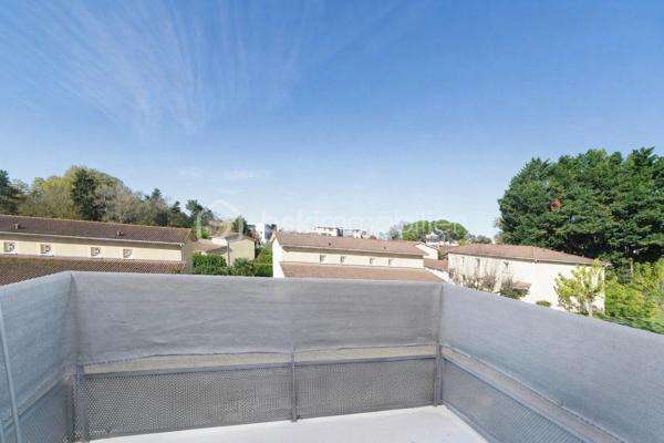 Ce T3 de 52,63 m² se situe dans une petite résidence sécurisée au dernier étage avec vue Pyrénées.: pas de voisin au-dessus, pas de vis-à-vis.
Une configuration rare.

Vous arrivez et posez vos valises dans cet apparteent sans travaux. 
Composé d'une pièce à vivre lumineuse avec balcon, une cuisine équipée, deux chambres dont une avec placard intégré, une salle de bain moderne. 
Les menuiseries sont en double vitrage. 
Une place de parking privative est incluse.

Le quartier Marancy réunit toutes les commodités pour vous faciliter le quotidien : supermarchés Aldi et Intermarché à 500 mètres, Lidl à 800 mètres, école maternelle et primaire publique Marancy à 200 mètres, parc. 
La gare de Pau se rejoint en 4 minutes en voiture, de nombreux arrêts de bus autour de la résidence facilites vos différents déplacements.

Ce bien a également fait ses preuves comme investissement locatif, avec un loyer de 646,19 € charges comprises jusqu'à présent, soit une rentabilité brute de 5,62 %. 
Vendu aujourd'hui libre d'occupation, il conviendra aussi bien à un futur habitant voulant s'installer sans délai qu'à un investisseur souhaitant reproduire cette performance.