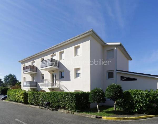 Ce T3 de 52,63 m² se situe dans une petite résidence sécurisée au dernier étage avec vue Pyrénées.: pas de voisin au-dessus, pas de vis-à-vis.
Une configuration rare.

Vous arrivez et posez vos valises dans cet apparteent sans travaux. 
Composé d'une pièce à vivre lumineuse avec balcon, une cuisine équipée, deux chambres dont une avec placard intégré, une salle de bain moderne. 
Les menuiseries sont en double vitrage. 
Une place de parking privative est incluse.

Le quartier Marancy réunit toutes les commodités pour vous faciliter le quotidien : supermarchés Aldi et Intermarché à 500 mètres, Lidl à 800 mètres, école maternelle et primaire publique Marancy à 200 mètres, parc. 
La gare de Pau se rejoint en 4 minutes en voiture, de nombreux arrêts de bus autour de la résidence facilites vos différents déplacements.

Ce bien a également fait ses preuves comme investissement locatif, avec un loyer de 646,19 € charges comprises jusqu'à présent, soit une rentabilité brute de 5,62 %. 
Vendu aujourd'hui libre d'occupation, il conviendra aussi bien à un futur habitant voulant s'installer sans délai qu'à un investisseur souhaitant reproduire cette performance.