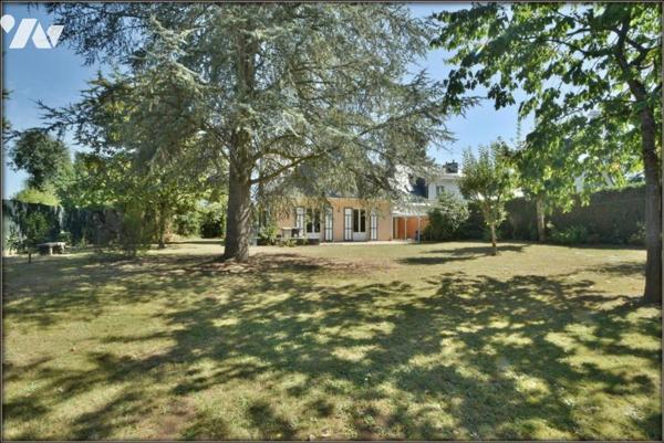 MAISON FAMILLIALE LE RHEU CENTRE AVEC GRAND JARDIN