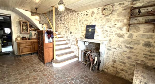Veyziat - Oyonnax - Maison de village, 100 m²,  avec belle terrasse, terrain et garage