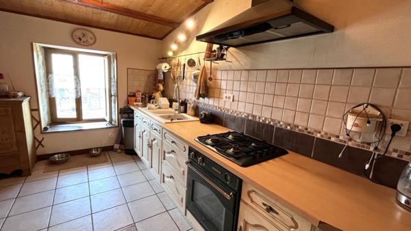 Veyziat - Oyonnax - Maison de village, 100 m²,  avec belle terrasse, terrain et garage