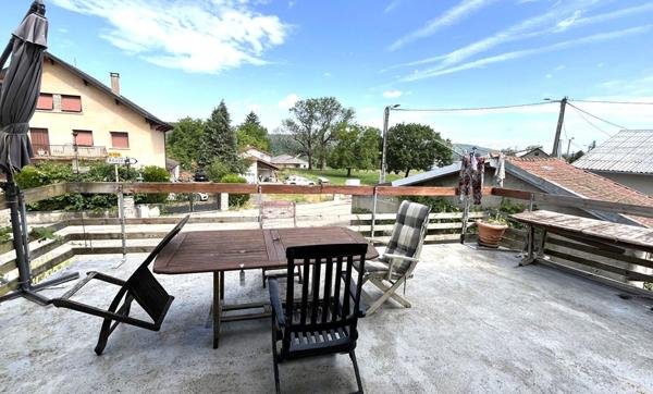 Veyziat - Oyonnax - Maison de village, 100 m²,  avec belle terrasse, terrain et garage