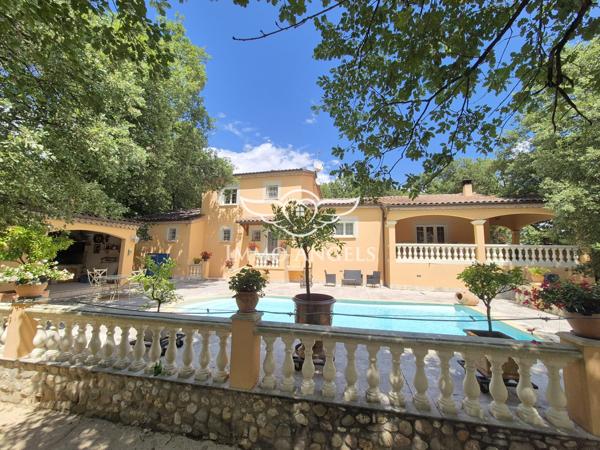 Propriété avec deux villas indépendantes sur un terrain boisé de 4900 m², piscines et garages