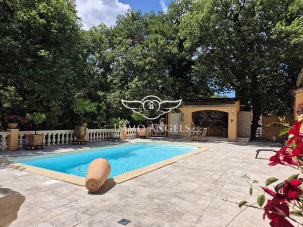 Propriété avec deux villas indépendantes sur un terrain boisé de 4900 m², piscines et garages