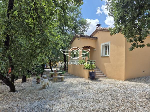 Propriété avec deux villas indépendantes sur un terrain boisé de 4900 m², piscines et garages