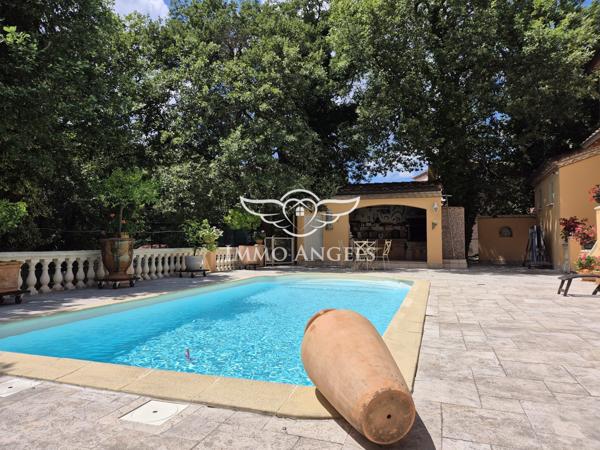 Propriété avec deux villas indépendantes sur un terrain boisé de 4900 m², piscines et garages