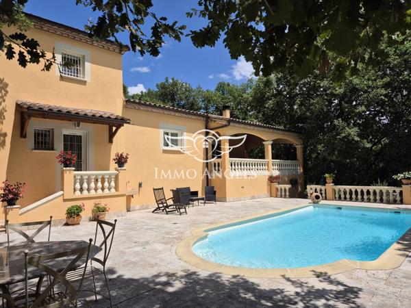 Propriété avec deux villas indépendantes sur un terrain boisé de 4900 m², piscines et garages