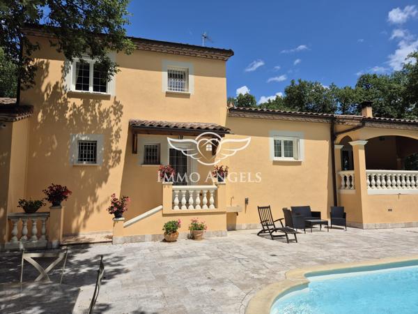 Propriété avec deux villas indépendantes sur un terrain boisé de 4900 m², piscines et garages