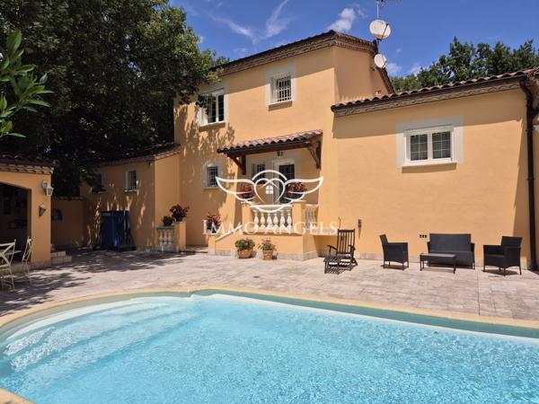 Propriété avec deux villas indépendantes sur un terrain boisé de 4900 m², piscines et garages