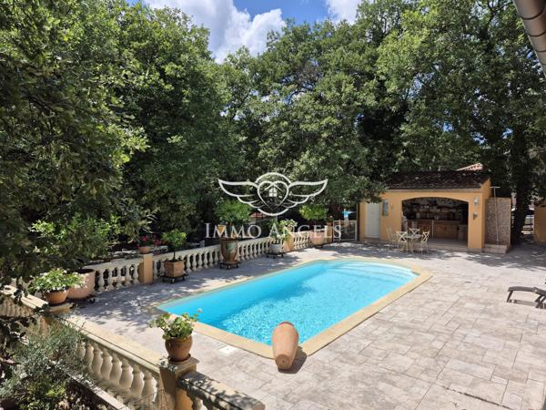 Propriété avec deux villas indépendantes sur un terrain boisé de 4900 m², piscines et garages