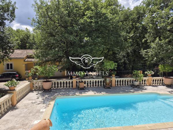 Propriété avec deux villas indépendantes sur un terrain boisé de 4900 m², piscines et garages