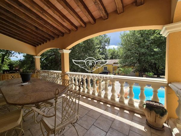 Propriété avec deux villas indépendantes sur un terrain boisé de 4900 m², piscines et garages