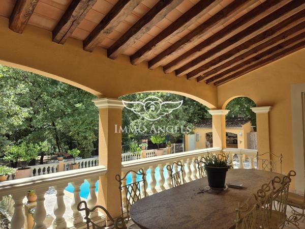 Propriété avec deux villas indépendantes sur un terrain boisé de 4900 m², piscines et garages