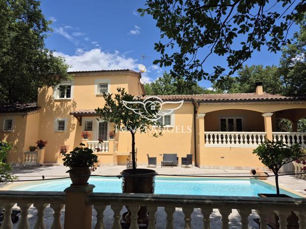 Propriété avec deux villas indépendantes sur un terrain boisé de 4900 m², piscines et garages