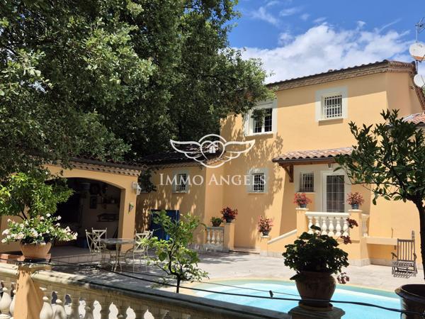 Propriété avec deux villas indépendantes sur un terrain boisé de 4900 m², piscines et garages