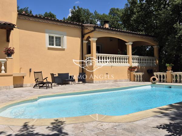 Propriété avec deux villas indépendantes sur un terrain boisé de 4900 m², piscines et garages