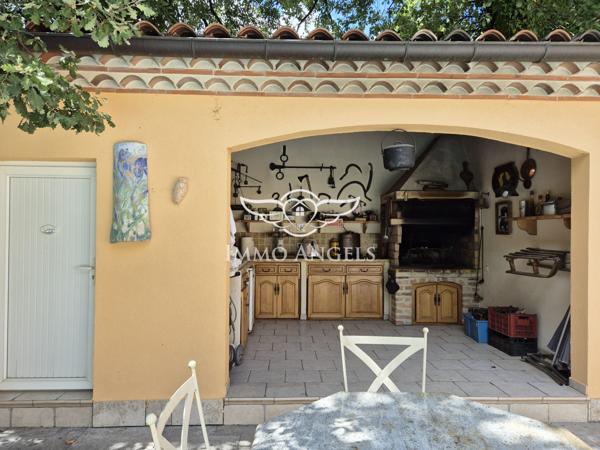 Propriété avec deux villas indépendantes sur un terrain boisé de 4900 m², piscines et garages