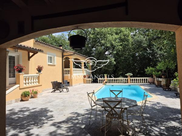 Propriété avec deux villas indépendantes sur un terrain boisé de 4900 m², piscines et garages