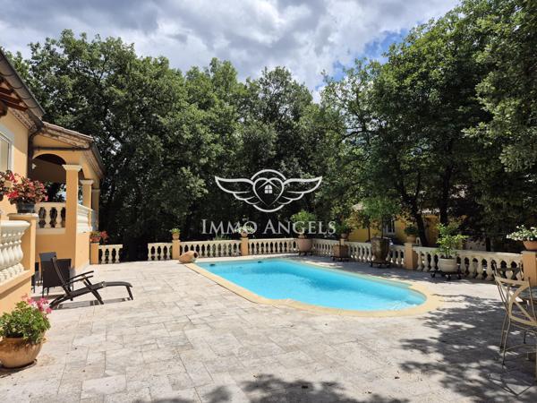 Propriété avec deux villas indépendantes sur un terrain boisé de 4900 m², piscines et garages