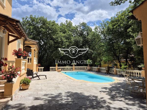 Propriété avec deux villas indépendantes sur un terrain boisé de 4900 m², piscines et garages