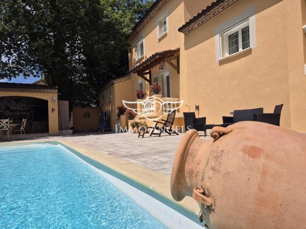 Propriété avec deux villas indépendantes sur un terrain boisé de 4900 m², piscines et garages