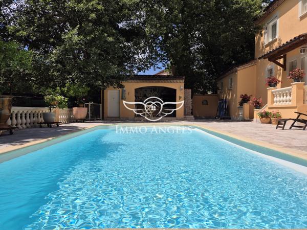 Propriété avec deux villas indépendantes sur un terrain boisé de 4900 m², piscines et garages