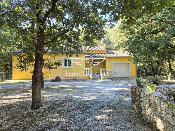 Propriété avec deux villas indépendantes sur un terrain boisé de 4900 m², piscines et garages