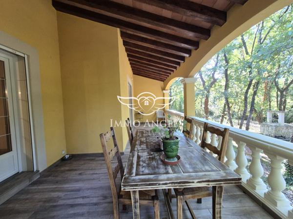 Propriété avec deux villas indépendantes sur un terrain boisé de 4900 m², piscines et garages