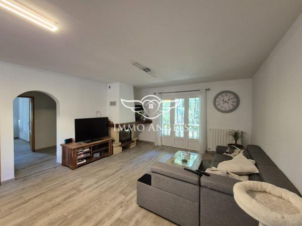 Propriété avec deux villas indépendantes sur un terrain boisé de 4900 m², piscines et garages