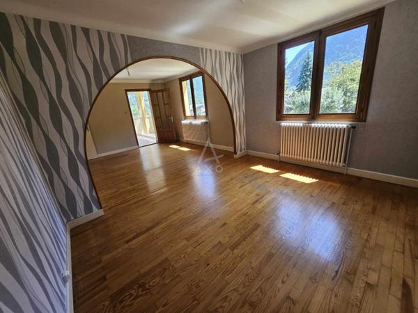 ROGNAIX (73730) : MAISON DE 110 M² SUR 580 M² DE TERRAIN PLAT ET CLOTURE