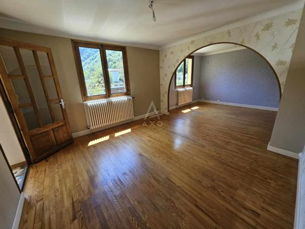 ROGNAIX (73730) : MAISON DE 110 M² SUR 580 M² DE TERRAIN PLAT ET CLOTURE