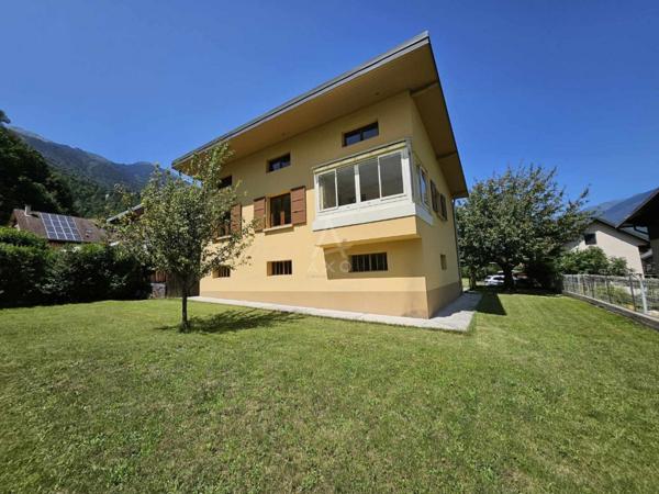 ROGNAIX (73730) : MAISON DE 110 M² SUR 580 M² DE TERRAIN PLAT ET CLOTURE