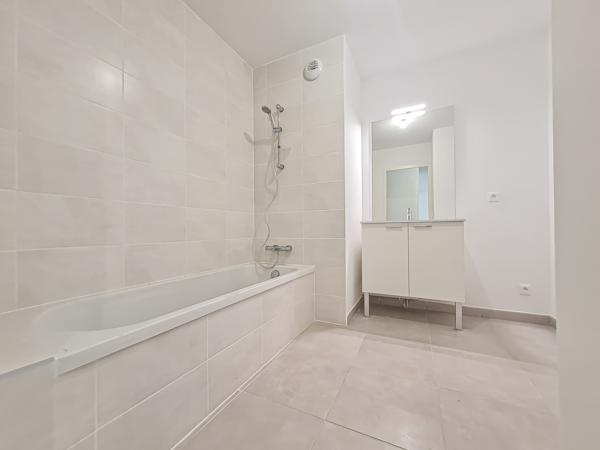 Marnaz (74460) T3 DE 65.5 M² A LOUER - BALCON + PLACE DE PARKING EN S/SOL - NOUVELLE RESIDENCE A MARNAZ