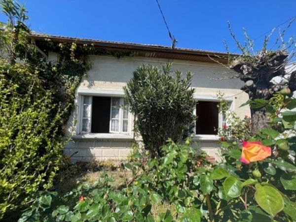 TALENCE  CHARMANTE MAISON A RENOVER SUR PARCELLE D'ENVIRON 479 M2  // 10  MINUTES PLACE NANSOUTY